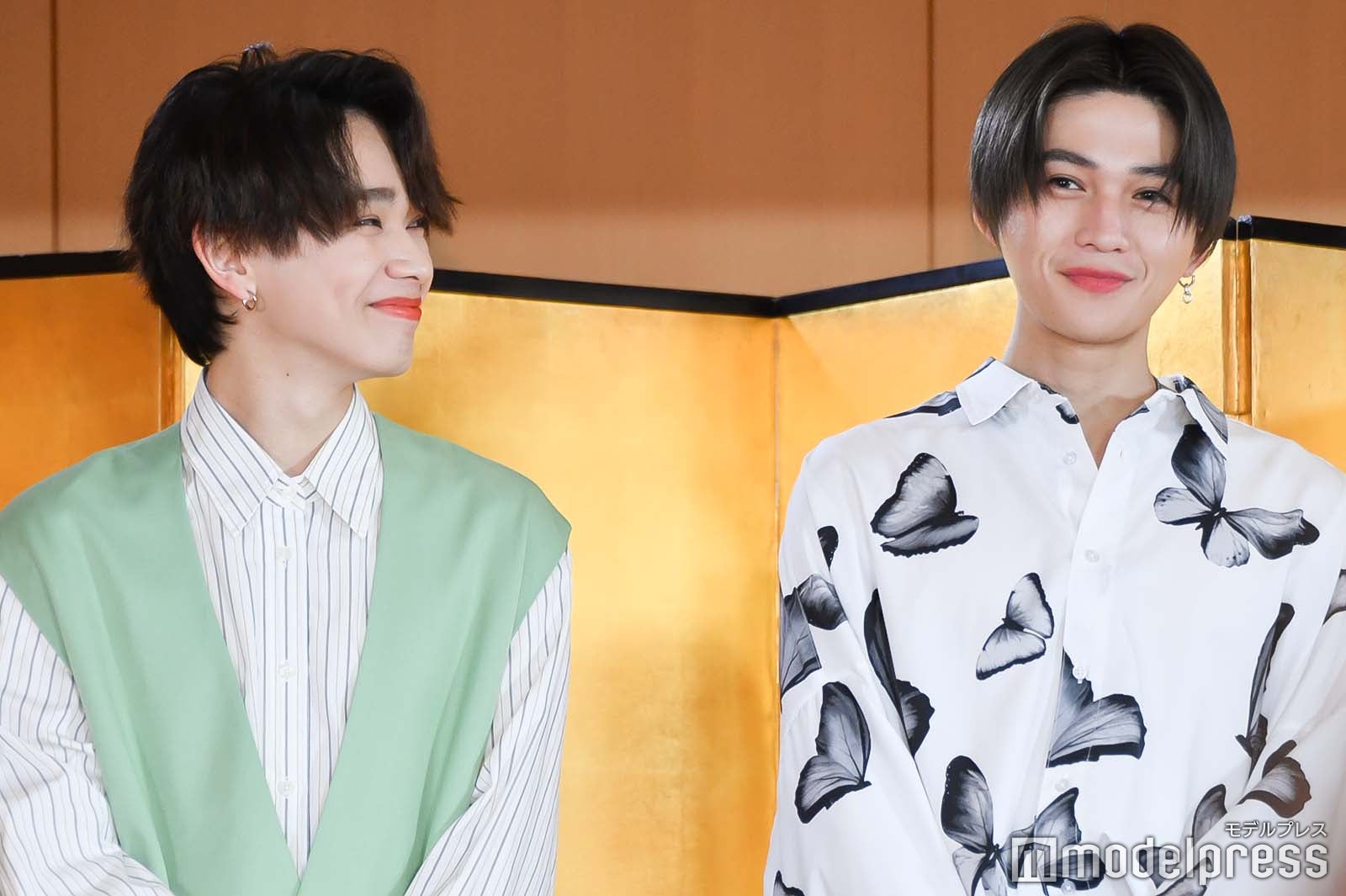 八木勇征を見つめる宮世琉弥（C）モデルプレス