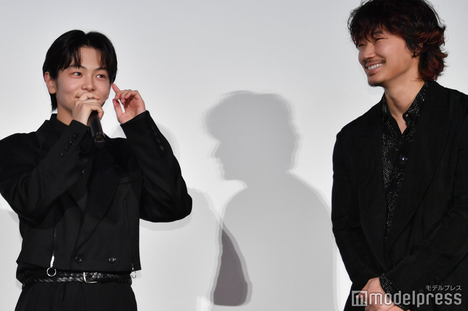 挨拶する齋藤潤を微笑ましく見守る綾野剛（C）モデルプレス