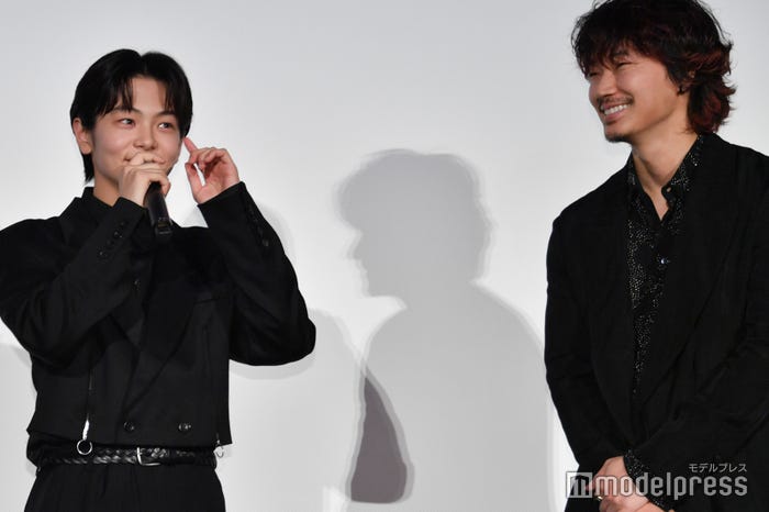 挨拶する齋藤潤を微笑ましく見守る綾野剛(C)モデルプレス