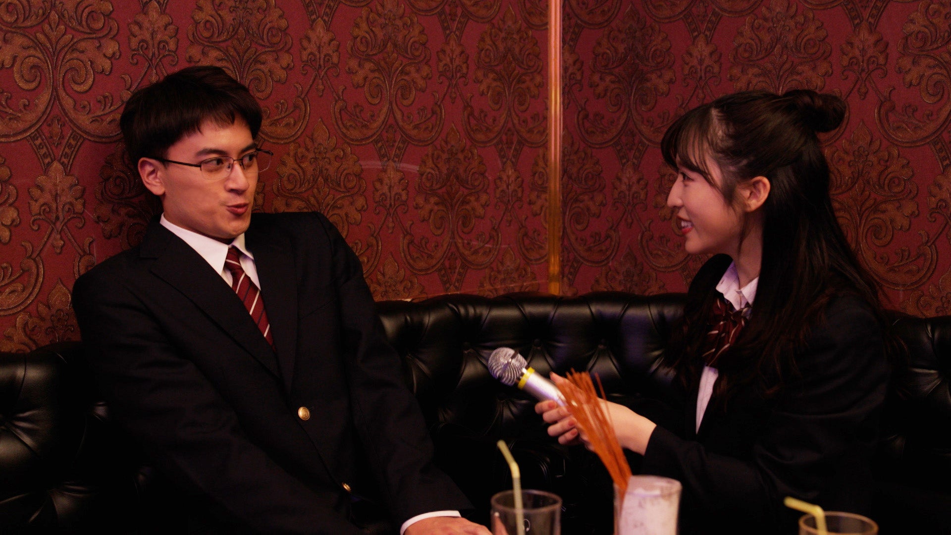 小島健、小栗有以（C）テレビ朝日