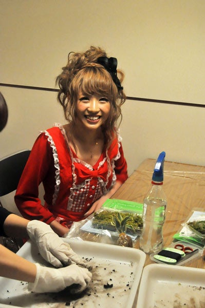 舟山久美子/苔玉作りの様子