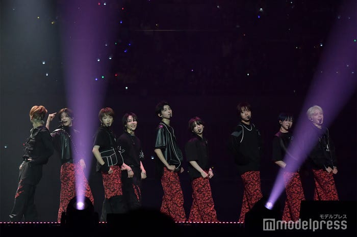 1人だけ違う方向を向いているTAKIに正解を教えるKの振り付け「チンチャおかしい」ラストポーズでの可愛いやり取り/「BEAT AX」&TEAM(C)モデルプレス