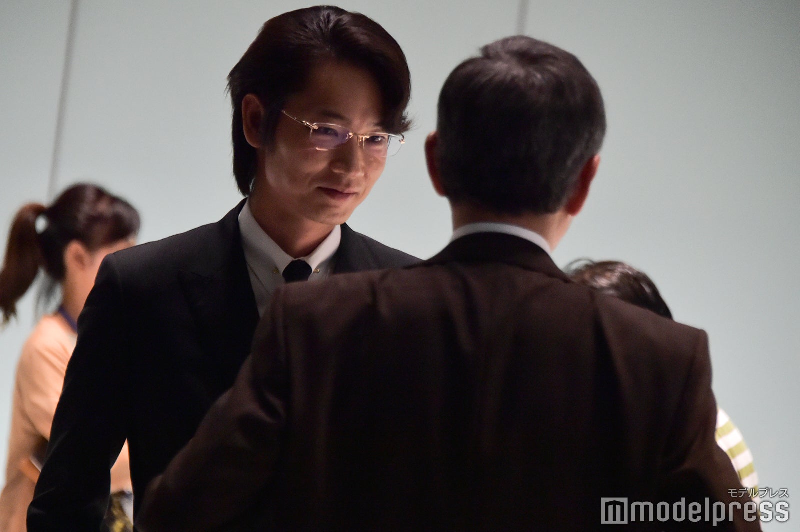 小林薫の“独白”を聞いていたという綾野剛、その表情は嬉しそうだ（C）モデルプレス