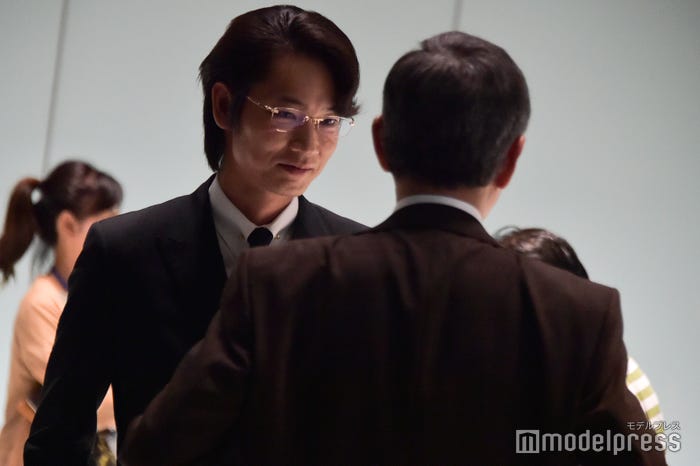 小林薫の“独白”を聞いていたという綾野剛、その表情は嬉しそうだ(C)モデルプレス