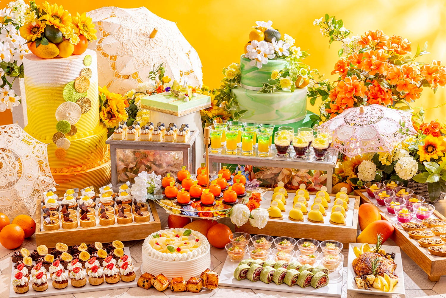 コンラッド東京、“夏の花”表現のスイーツビュッフェ 旬のフルーツを贅沢に使用