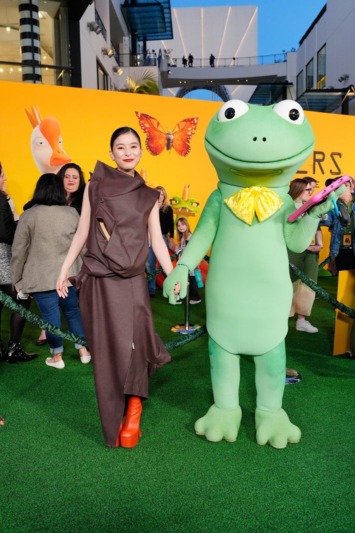 （左）芳根京子、（右）トム（C）2026 Disney／Pixar. All Rights Reserved.