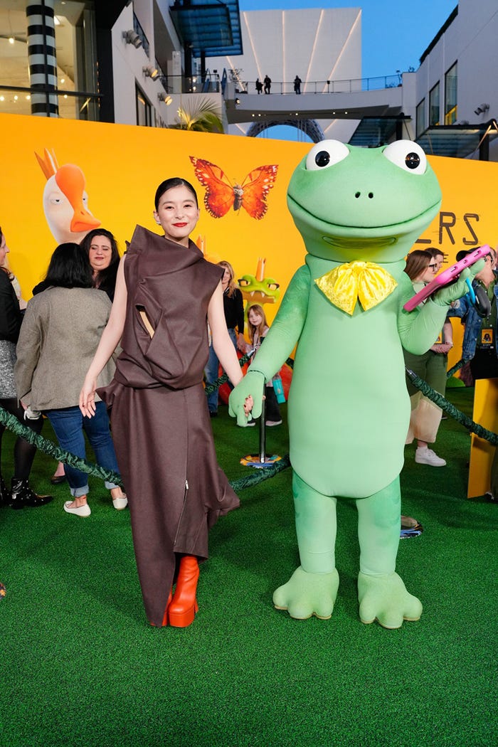 (左)芳根京子、(右)トム(C)2026 Disney/Pixar. All Rights Reserved.