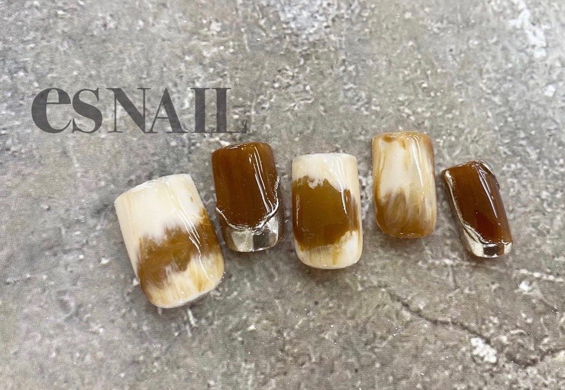 抜け感漂うブラウンのシアーカラー（画像提供：esNAIL）