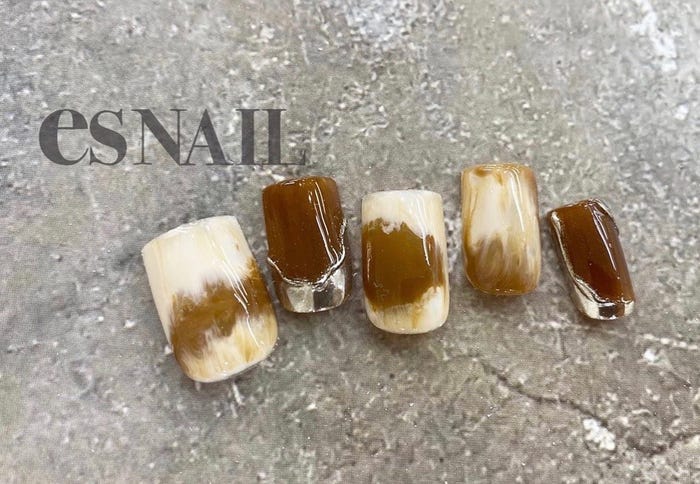 抜け感漂うブラウンのシアーカラー(画像提供:esNAIL)