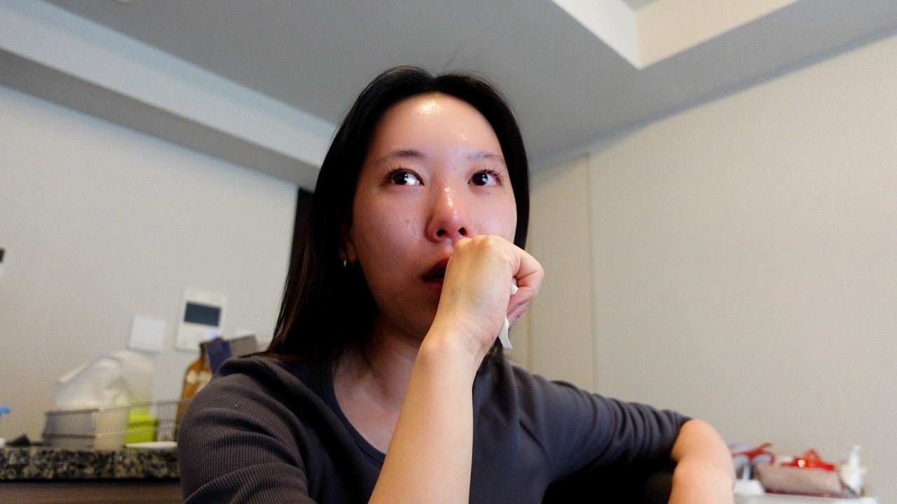 女性YouTuber、3人目の父の死去を報告し涙「会いたいと思ったことも1回もなかった」