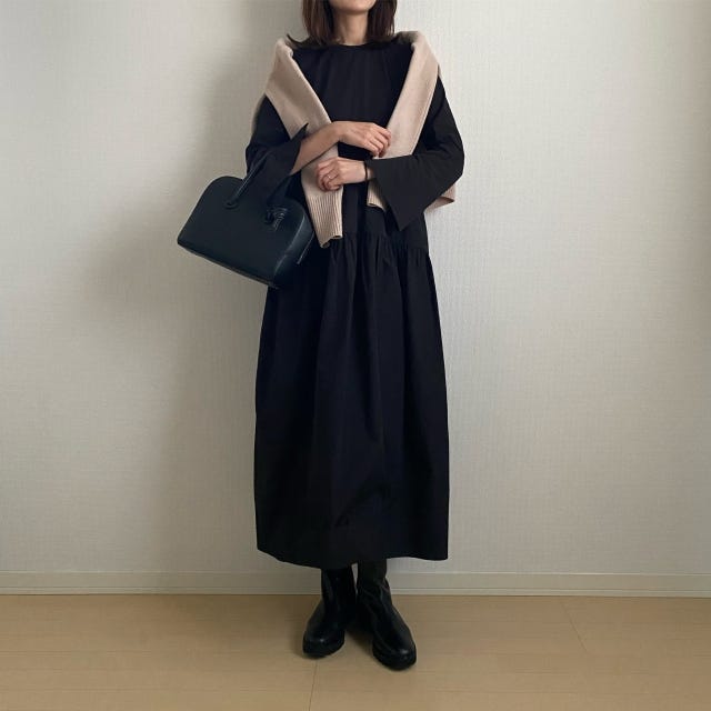 黒　ワンピース　コーデ　ニット　肩掛け
