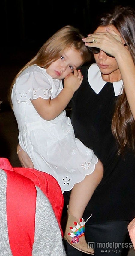 ヴィクトリアに抱っこされるハーパー・セブン/X17online.com/Zeta Image