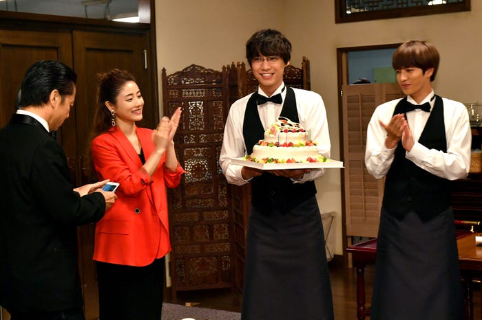 勝村政信(左)は、自分の携帯電話でサプライズの様子を撮影(C)TBS