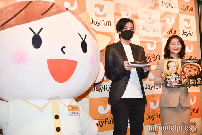 キャラクターの“ジョイちゃん”、ヒカル、穴見くるみ氏 (C)モデルプレス