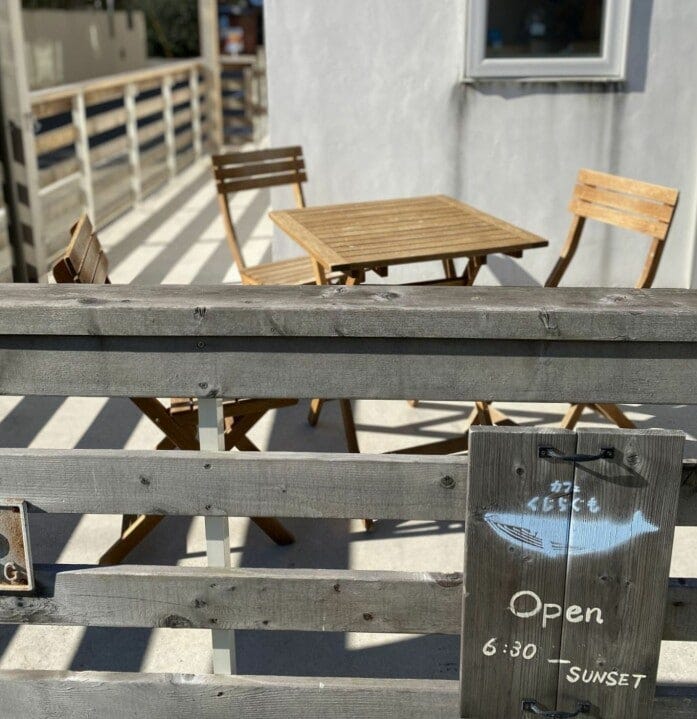 可愛いくじらの看板が目を引く