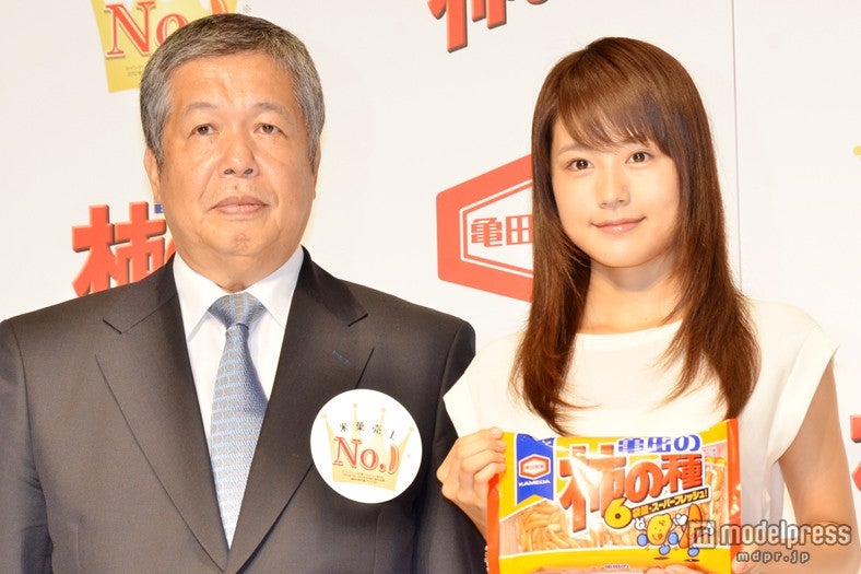 有村架純（左）と亀田製菓株式会社・田中社長（右）