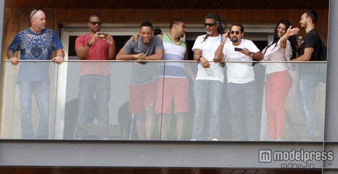 こちらはワイワイ賑やかにカーニバルを見物中！ FameFlynet Pictures / Zeta Image