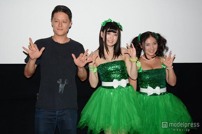 (左から)土屋哲彦監督、冨手麻妙、紗綾