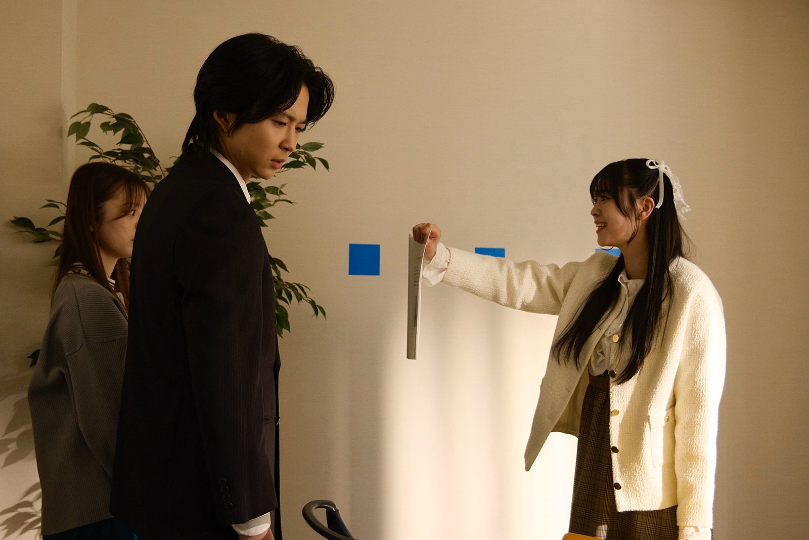 紺野彩夏、鈴木仁、坂井仁香「復讐カレシ～溺愛社長の顔にはウラがある～」第4話（C）「復讐カレシ～溺愛社長の顔にはウラがある～」製作委員会・MBS