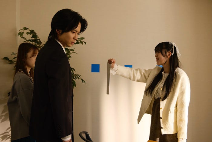 紺野彩夏、鈴木仁、坂井仁香「復讐カレシ~溺愛社長の顔にはウラがある~」第4話(C)「復讐カレシ~溺愛社長の顔にはウラがある~」製作委員会・MBS
