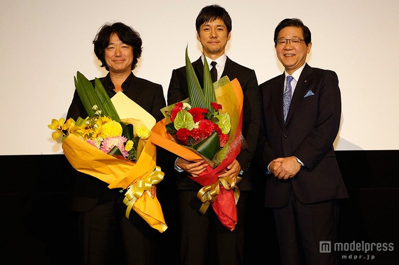 （左から）羽住英一郎監督、西島秀俊羽住英一郎監督、北橋健治北九州市長（C）2015劇場版「MOZU」製作委員会　（C）逢坂剛／集英社