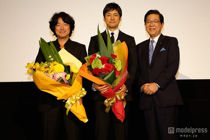 (左から)羽住英一郎監督、西島秀俊羽住英一郎監督、北橋健治北九州市長(C)2015劇場版「MOZU」製作委員会 (C)逢坂剛/集英社