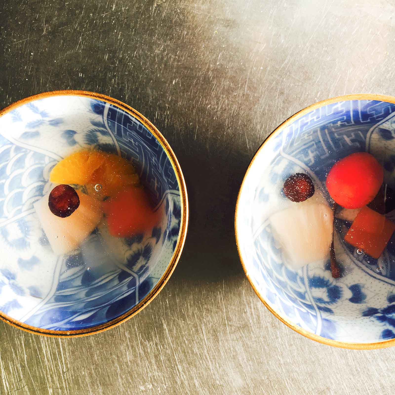 手順4：固まりはじめたら缶詰めの中身を静かに入れ、冷蔵庫で冷やす／画像提供：柏原歩