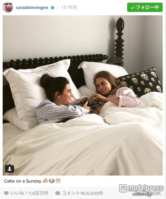 仲よくベッドイン。Cara Delevingne Instagram