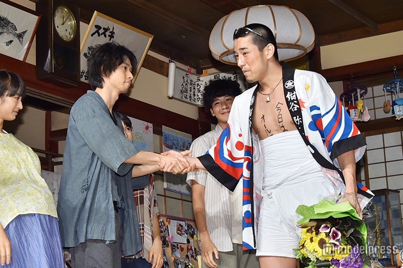 熱い握手を交わす山崎賢人（左）、高畑裕太