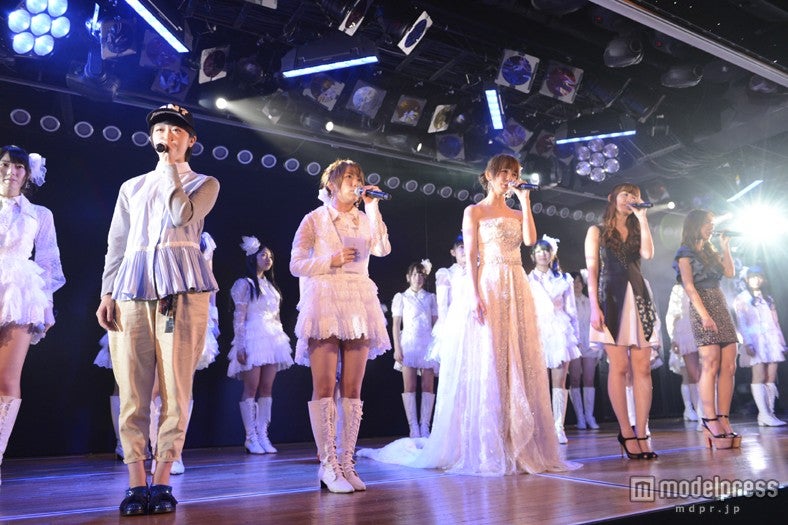 卒業ソング「涙のせいじゃない」／篠田麻里子卒業公演より（C）AKS