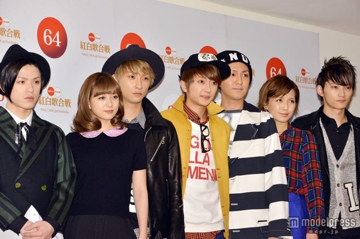 AAA(左から:末吉秀太、伊藤千晃、與真司郎、西島隆弘、浦田直也、宇野実彩子、日高光啓)