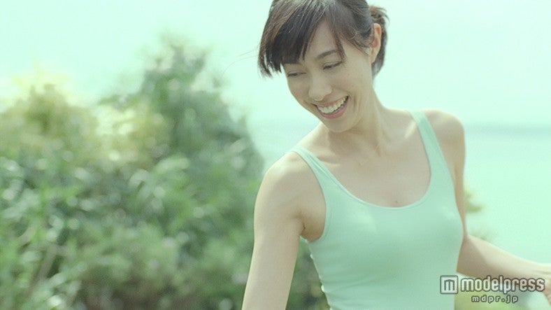 ユニクロの新TVCM「ブラトップ2015」篇より