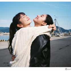 モデルプレス - 平祐奈&岡本夏美「おはスタ」ぶり“5年越し”の共演 ハグショットにファン感動
