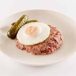 ハンブルク名物の郷土料理、ペースト状のコンビーフとポテトを一緒にまとめた料理ハンブルガーラプスカウス/画像提供:横浜赤レンガ