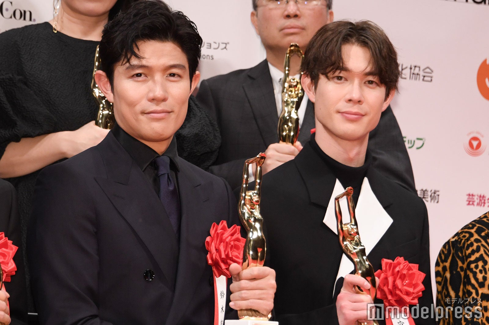 鈴木亮平、宮沢氷魚（C）モデルプレス