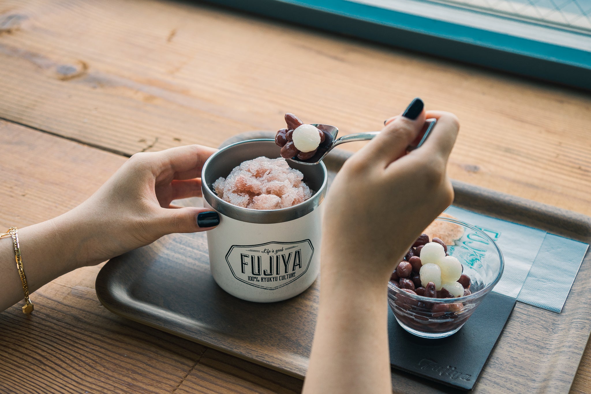 近隣に沖縄で人気のぜんざい専門店「富士家」も営業／画像提供：SALT FACTORY