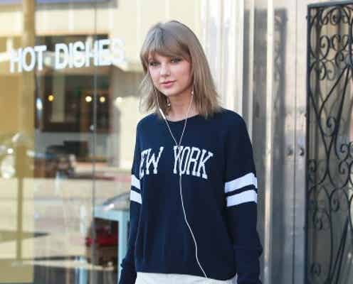 テイラー・スウィフト、48億円の美脚見せファッションでショッピング