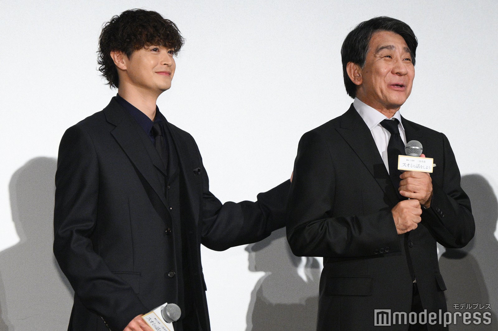 小林隆の背中をさすりサポートする瀬戸康史（C）モデルプレス