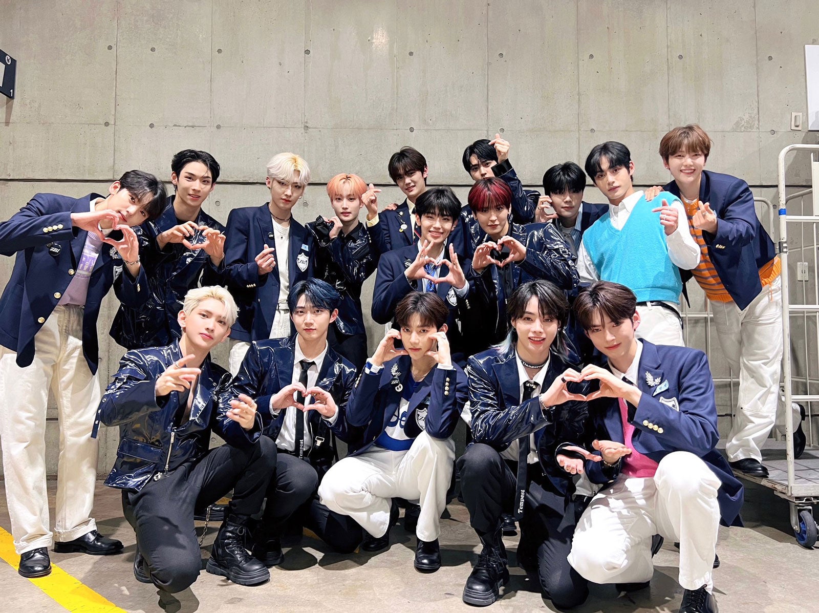 ZB1ジャン・ハオら“ウィエファズ”＆先輩TEMPEST、仲良くハートに握手…日本での再会がエモかった＜KCON JAPAN 2023＞