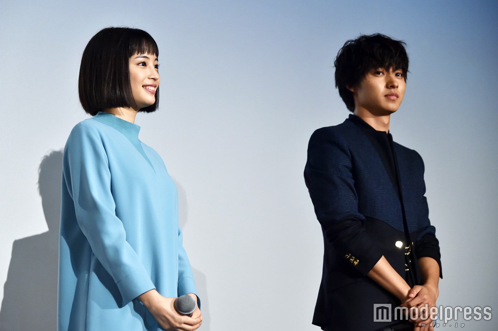 （左から）広瀬すず、山崎賢人（C）モデルプレス