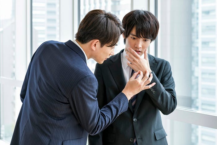 町田啓太、赤楚衛二/第9話より(C)豊田悠/SQUARE ENIX・「30歳まで童貞だと魔法使いになれるらしい」製作委員会