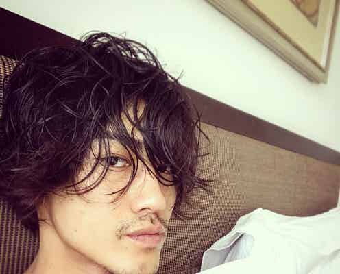 赤西仁”鎖骨くっきり”鍛え抜かれたSEXY上裸にファン歓喜「エロい」「サービスショットやばい」