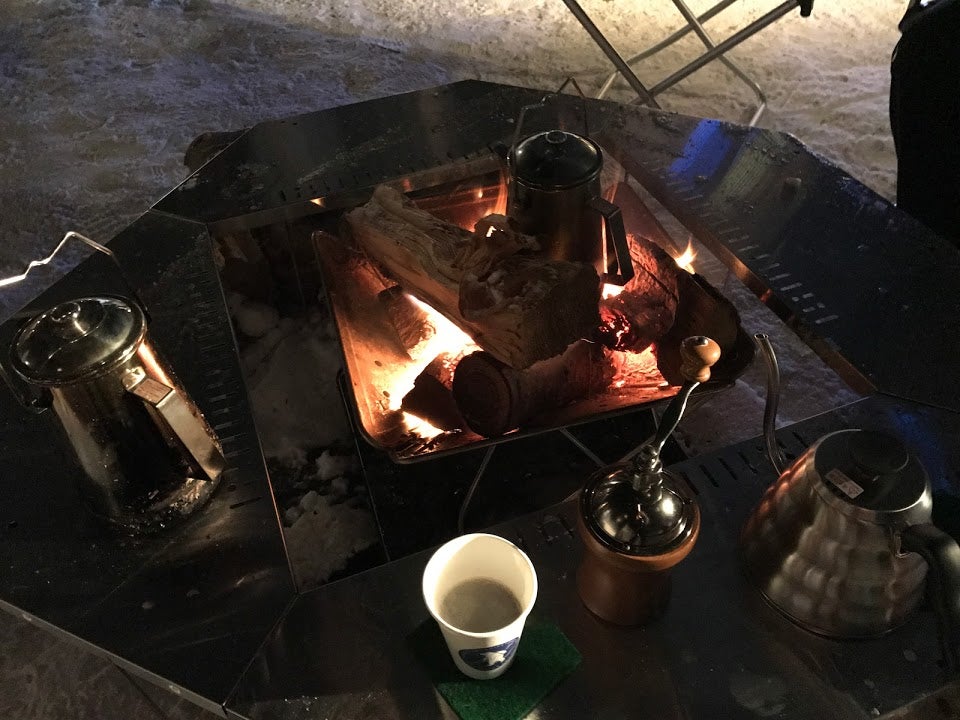豆を挽くところから始めるアウトドアコーヒー体験（C）知床斜里町観光協会