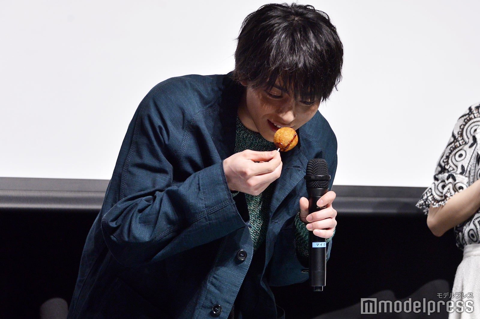 罰ゲームでカラシ入りたこ焼きを食べた高杉真宙（C）モデルプレス