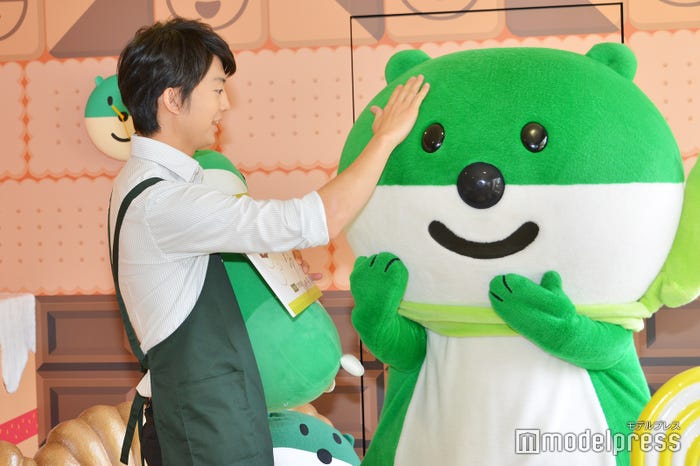 ミドすけをナデナデする伊藤健太郎(C)モデルプレス