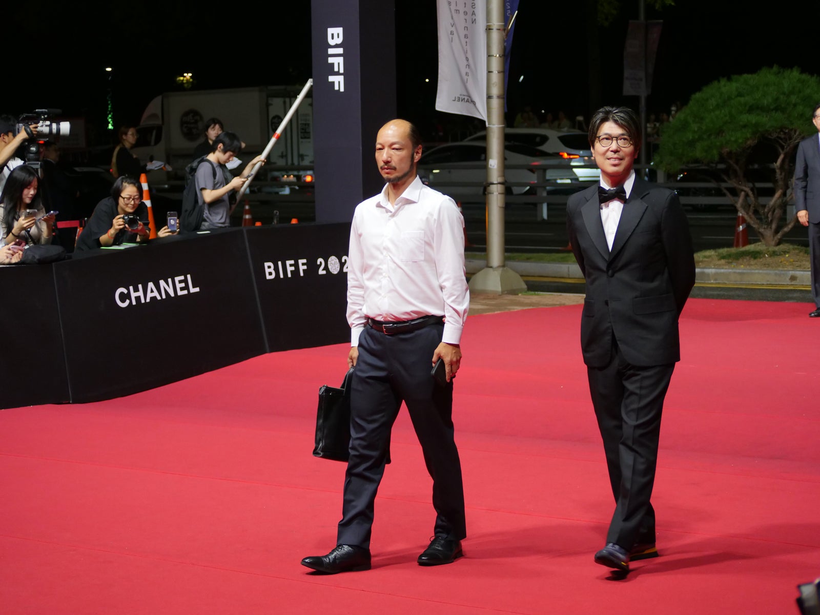 河内大和、川村元気監督（C）2025 映画「8番出口」製作委員会