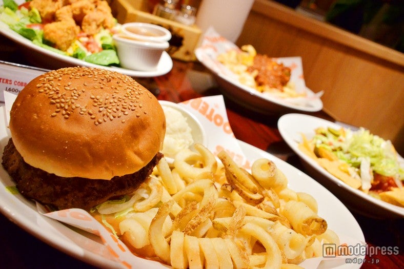 ポテト付きの「フーターズバーガー」￥1，320