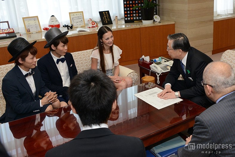 福島県佐藤雄平知事を訪問した土屋アンナ（左：広海、深海）