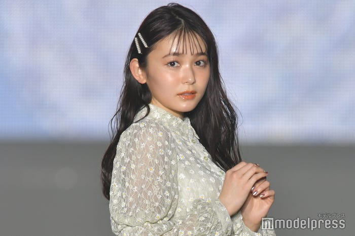 ロングヘアの久間田琳加(C)モデルプレス