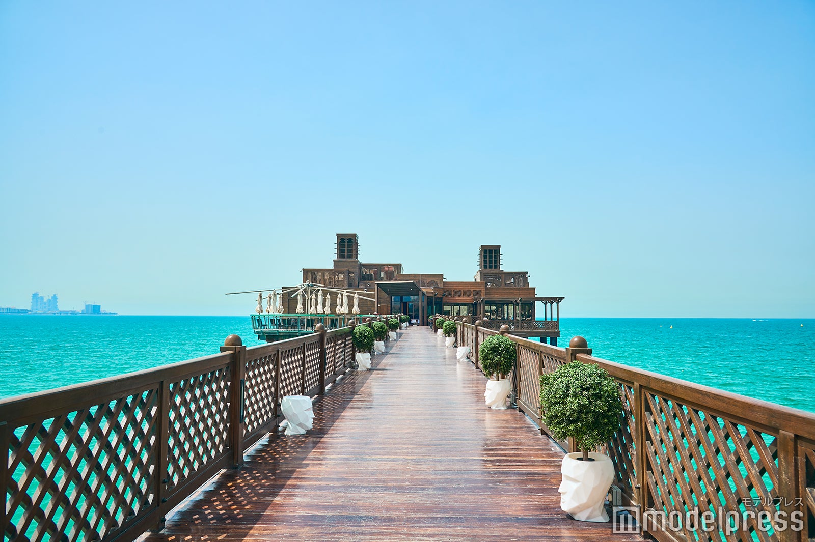 桟橋を渡った先にレストランが（C）モデルプレス